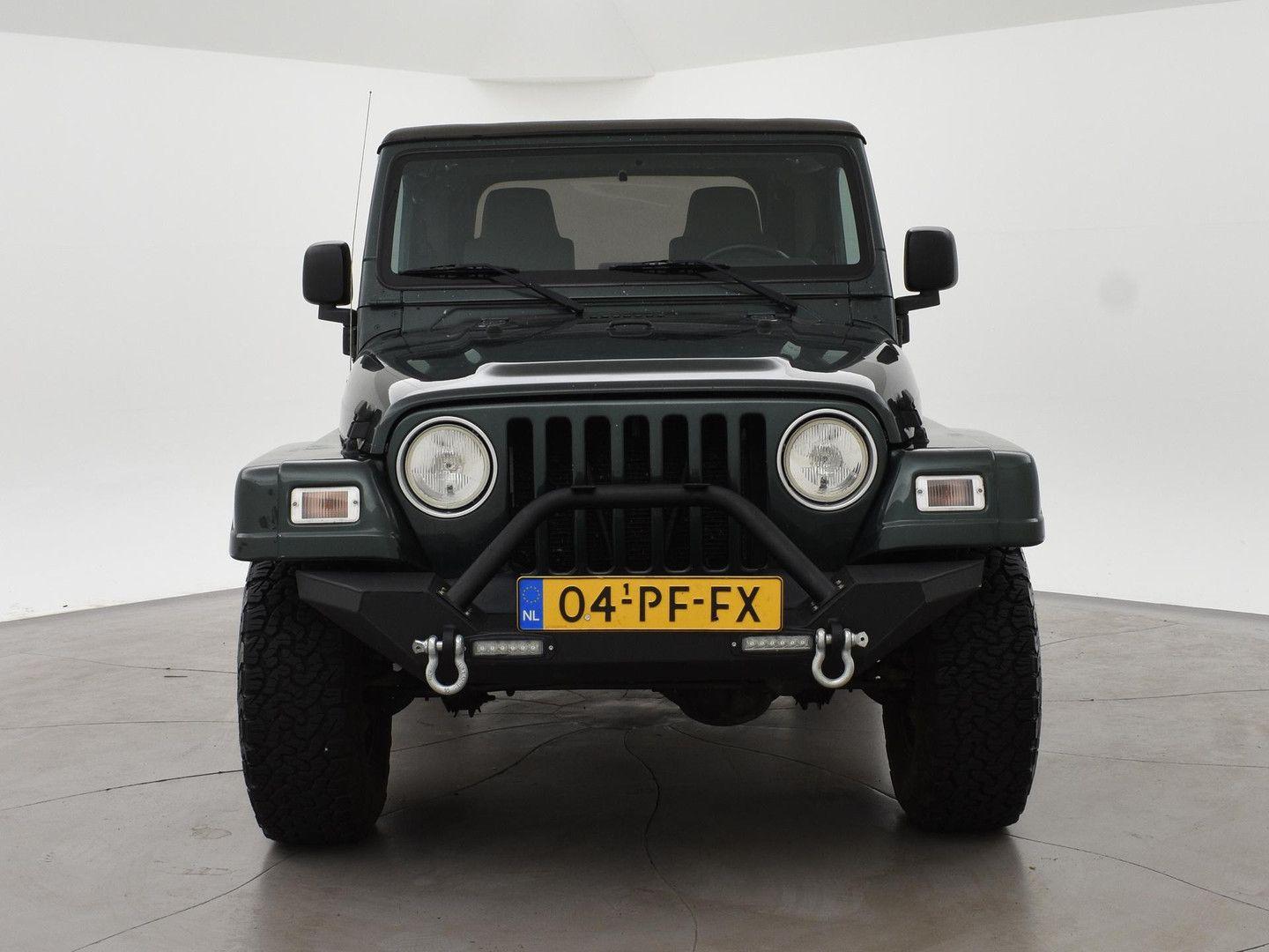 Jeep Wrangler Sahara 4.0i | 177 ch | BVM | Capote souple | Attelage | Pneus BFGoodrich All-Terrain | Bluetooth/DAB