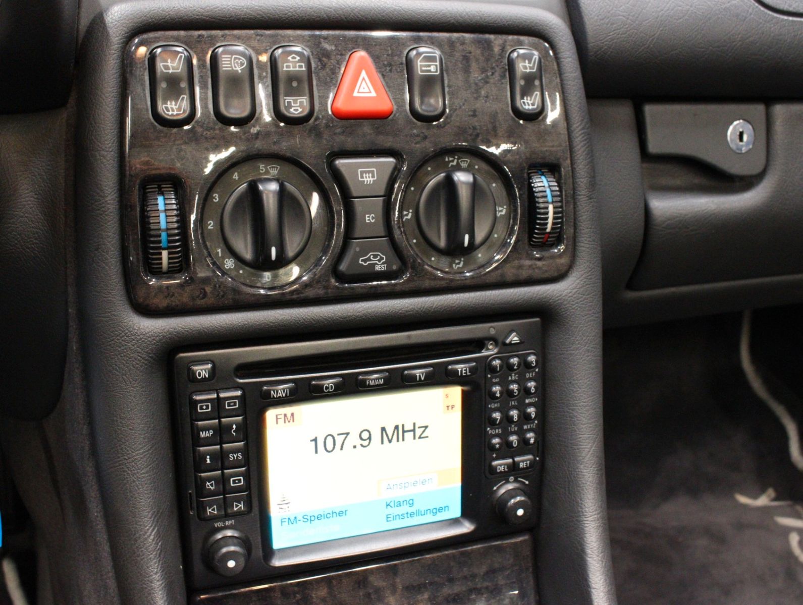 Fahrzeugabbildung Mercedes-Benz CLK 200 KOMPR. Evolution AVANTGARDE Cabrio