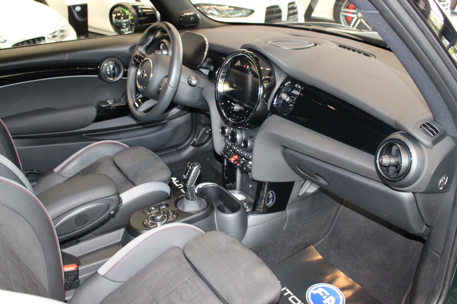 Fahrzeugabbildung MINI John Cooper Works Trim R.Kamera+Navi+AppleCar