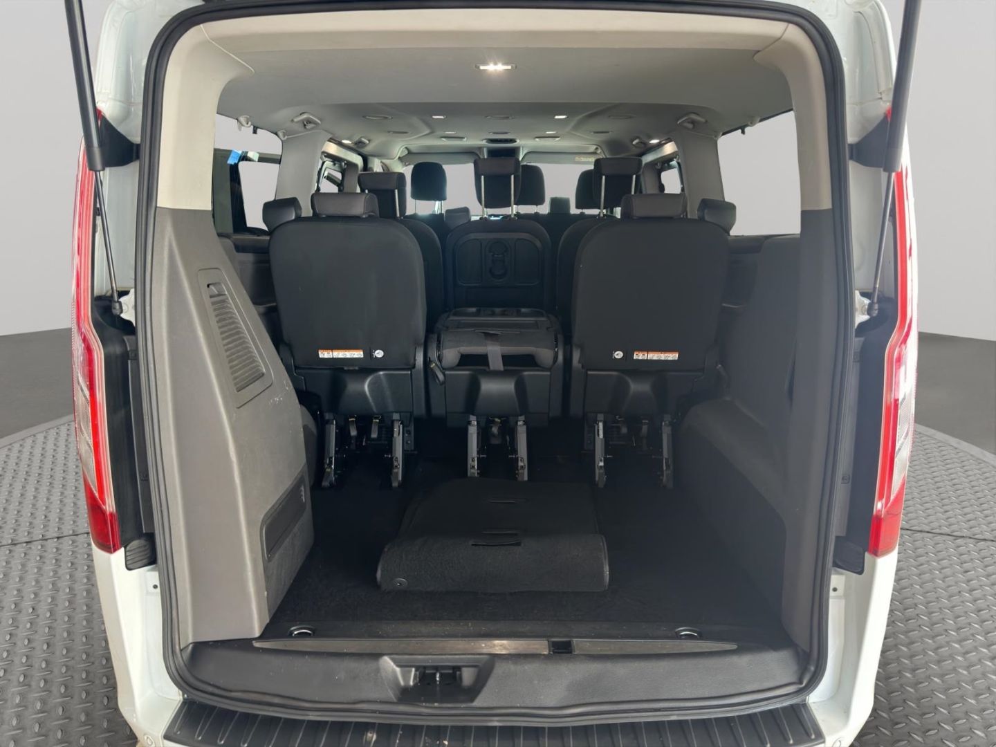 Fahrzeugabbildung Ford Tourneo Custom Transit Kombi 320 L2 Titanium