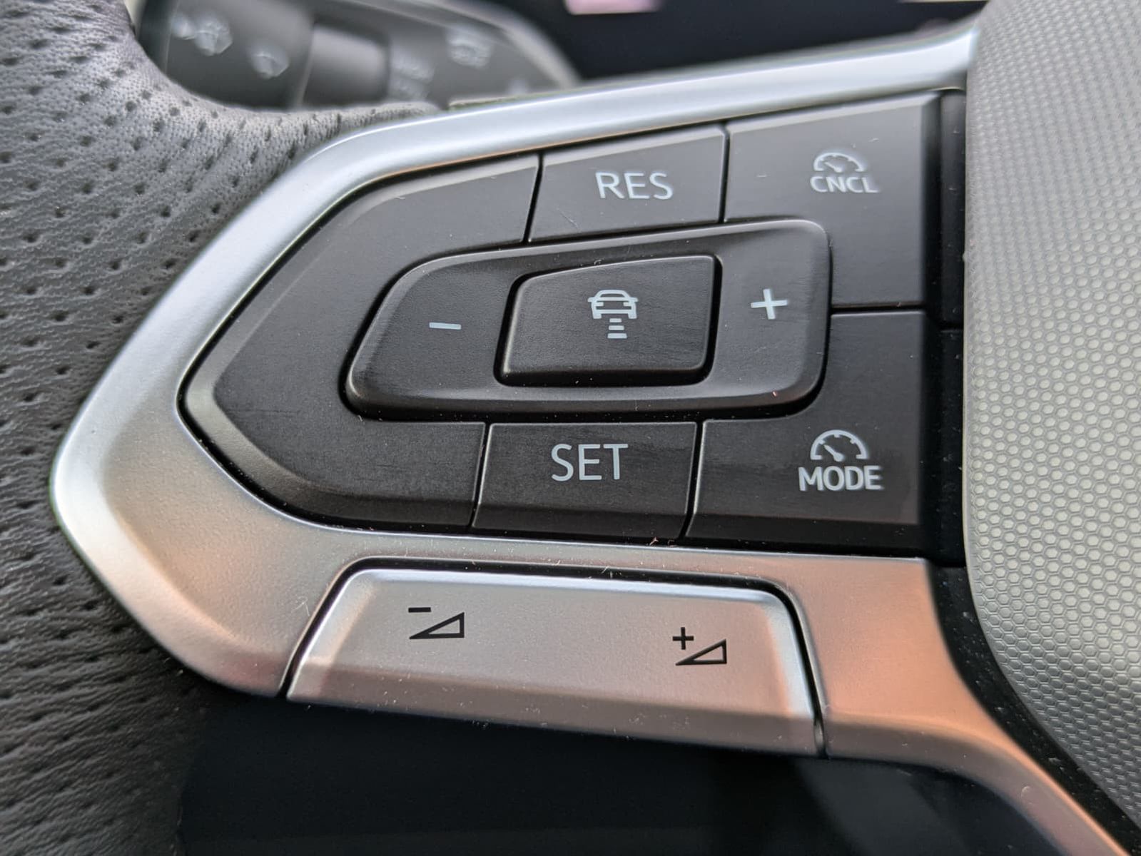 Fahrzeugabbildung Volkswagen Tiguan 2.0 TDI 4M R-Line PANO*H&K*AHK*MATRIX*20"