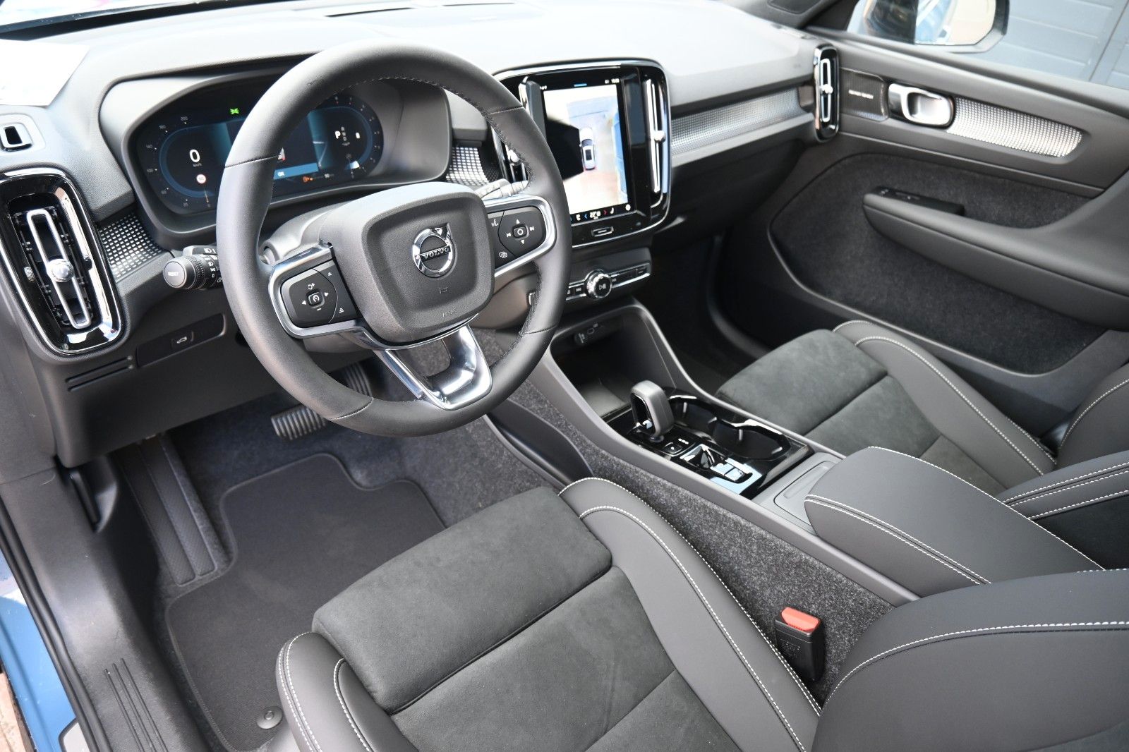 Fahrzeugabbildung Volvo XC40 B3 DKG Ultra Dark*FSHZG*PANO*360°*ACC