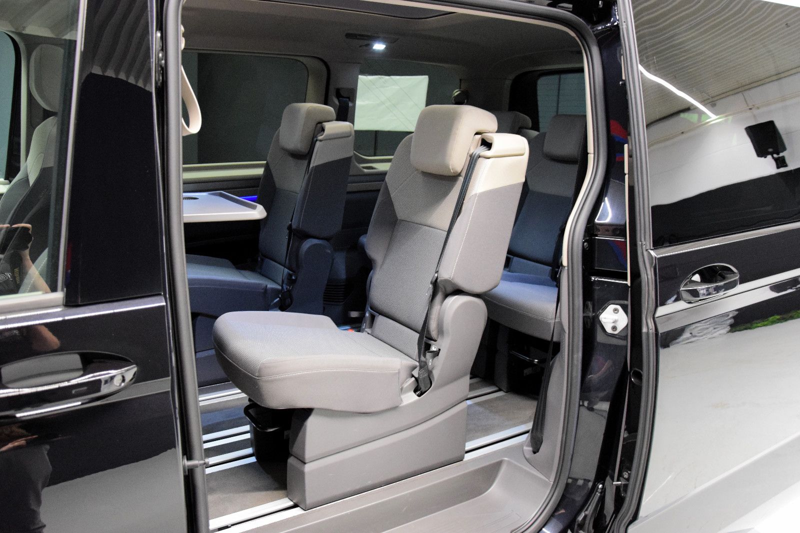 Fahrzeugabbildung Volkswagen T7 Multivan DSG Life 7-Sitze Pano AHK IQ-Light