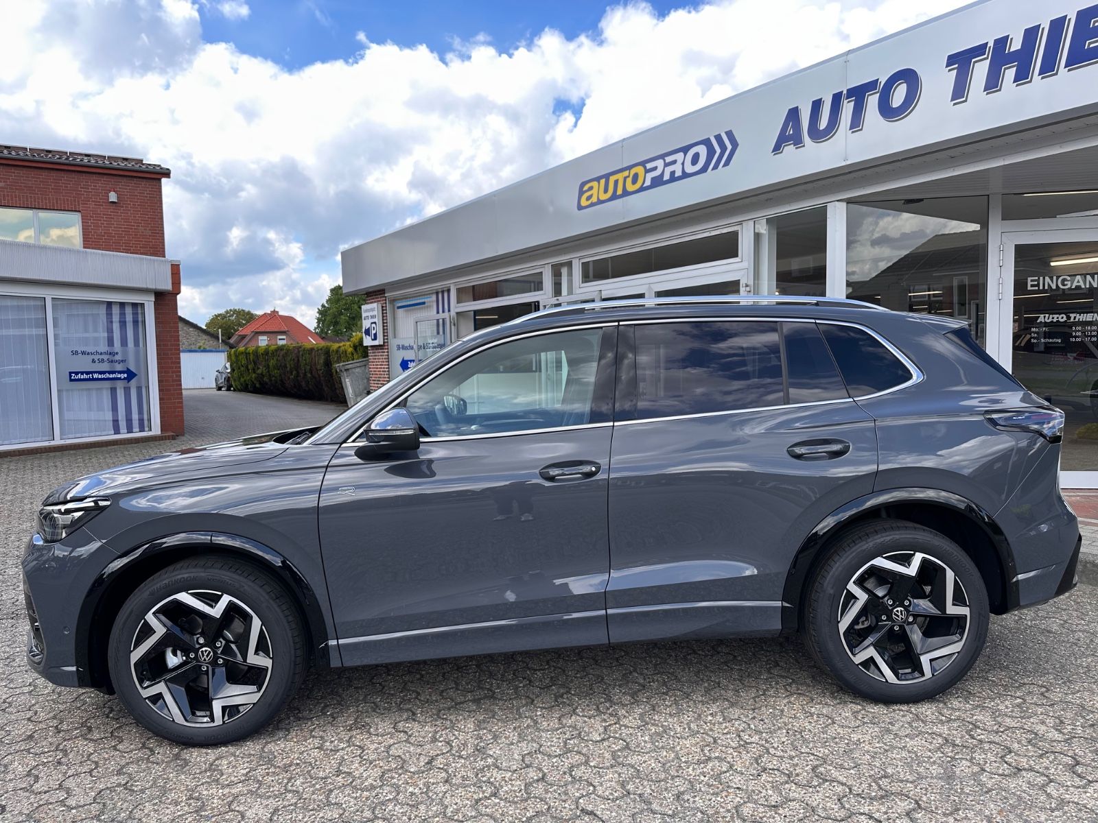 Fahrzeugabbildung Volkswagen Tiguan 1.5 eTSI R-Line DSG AHK/Navi/APP/LED/SHZG