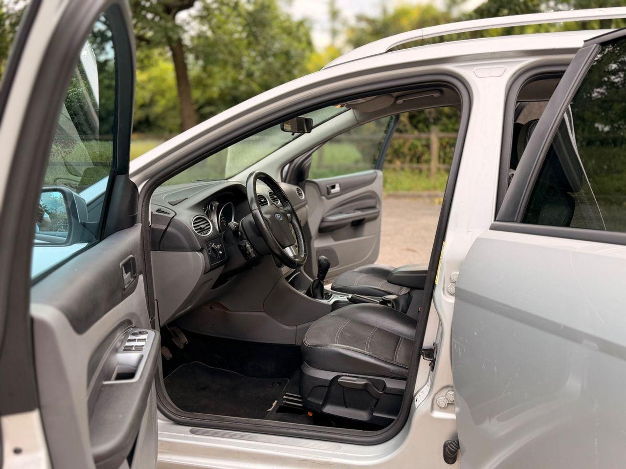 Ford Focus 2010 — photo 8