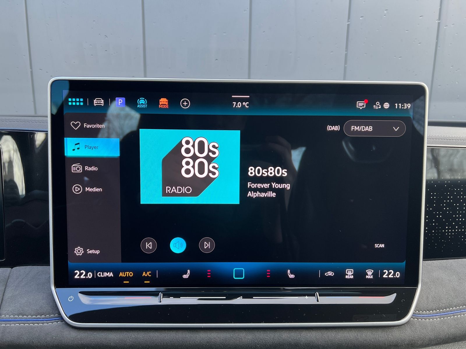 Fahrzeugabbildung Volkswagen Tiguan R-Line 1.5 eTSI DSG *AHK, ACC, IQ.Light,