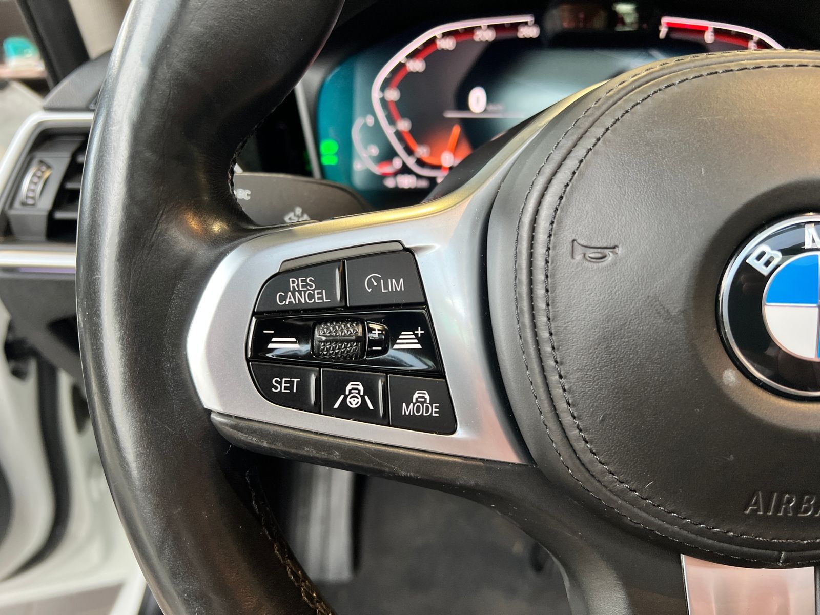 Fahrzeugabbildung BMW 320i Touring Sport Line PANO ACC LASER RFK