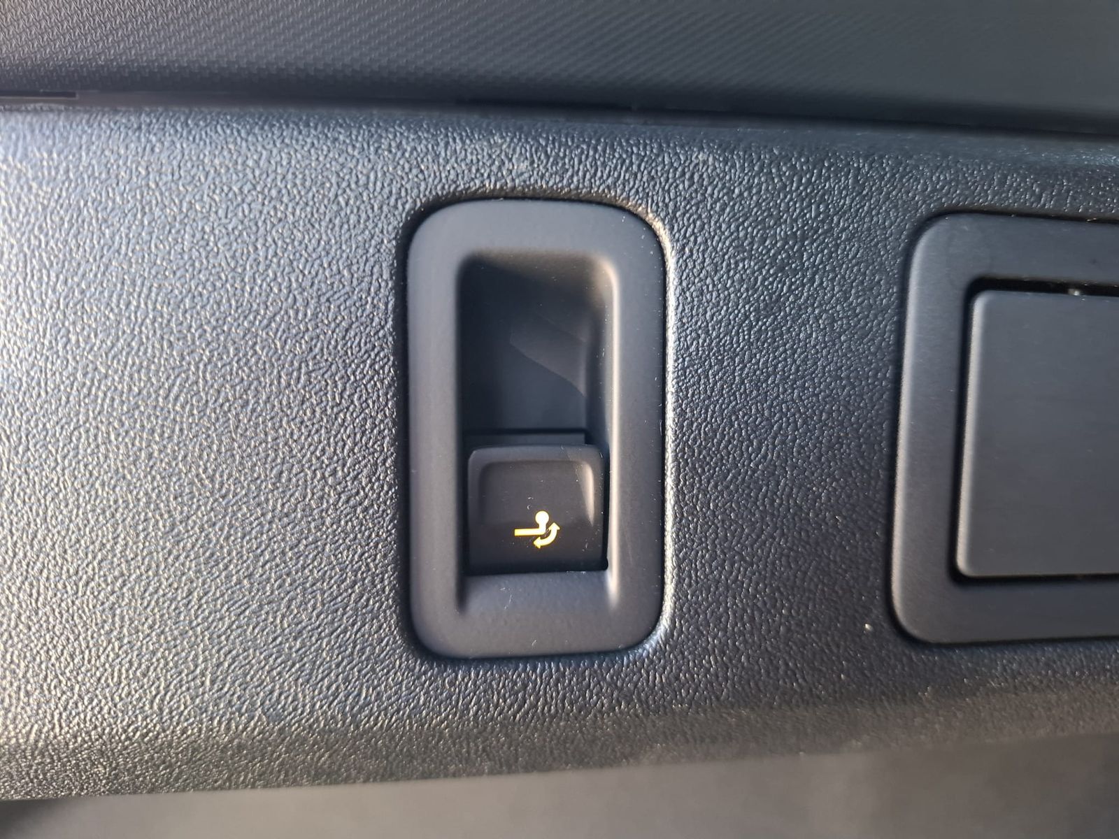 Fahrzeugabbildung Volkswagen Tiguan 2.0 TDI 4M R-Line BLACK*PAN*HK*AHK*MATRIX