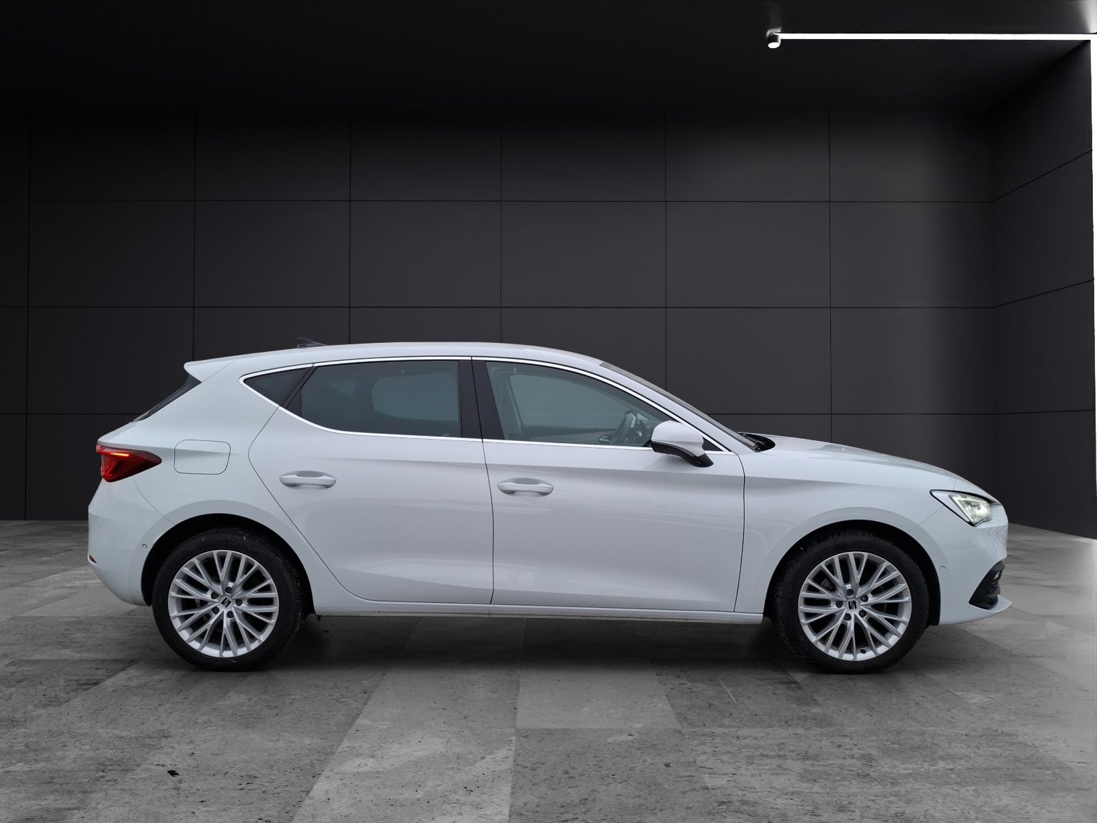 Fahrzeugabbildung SEAT Leon TSI Xcellence DSG LED AHK Navi ACC Park-Aas