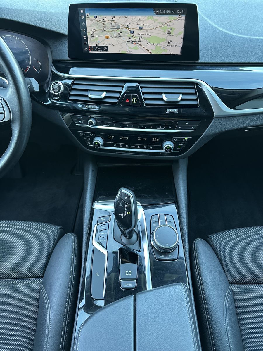 Fahrzeugabbildung BMW 520d Touring Sport-Line NAV+LED+VCOCK+KAMERA+SHZ