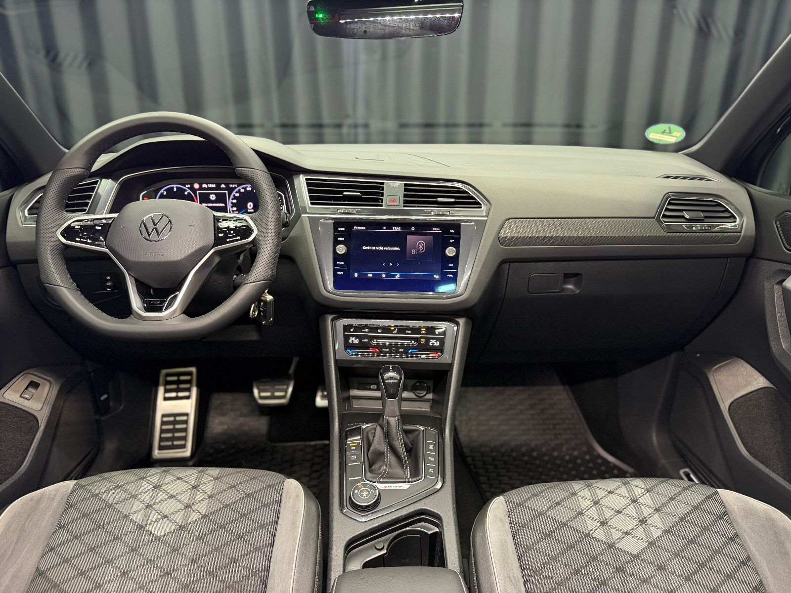 Fahrzeugabbildung Volkswagen Tiguan R-Line 4Motion|PANORAMA|360°-KAMERA|ACC