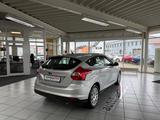 Ford Focus Lim. Titanium KLIMA/BT/PDC V-H/SPURHALTEAS - Ford Focus aus 2011: Limousine