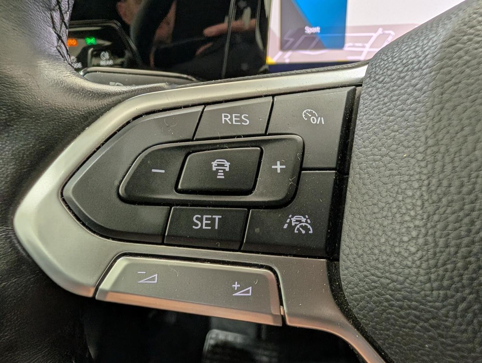 Volkswagen Golf 1.5 TSI Life DCC Fahrwerk AHZV Standhzg., миниатюра 26