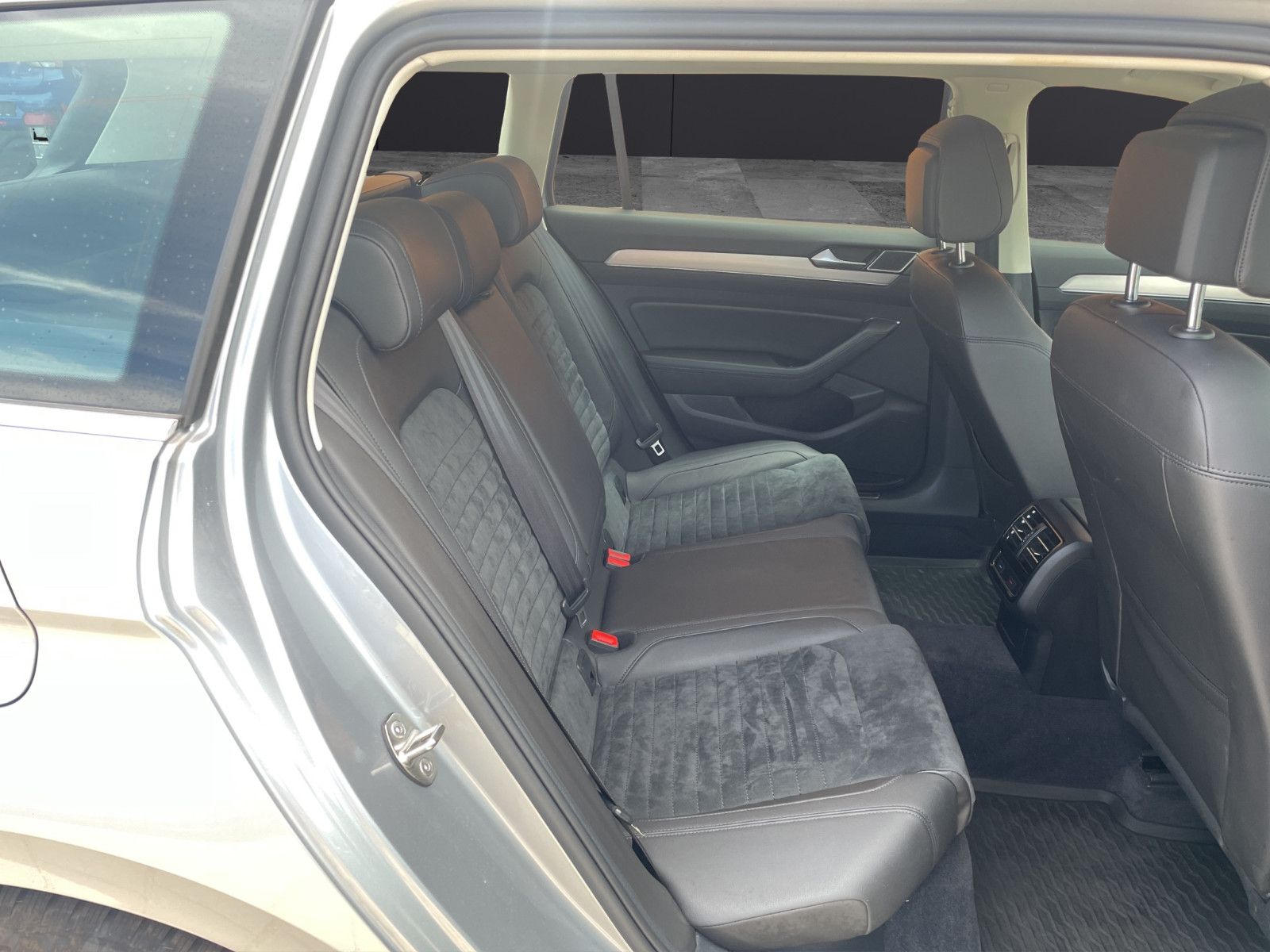 Fahrzeugabbildung Volkswagen Passat Variant Highline/1.Hand/Navi/Kamera/Shz