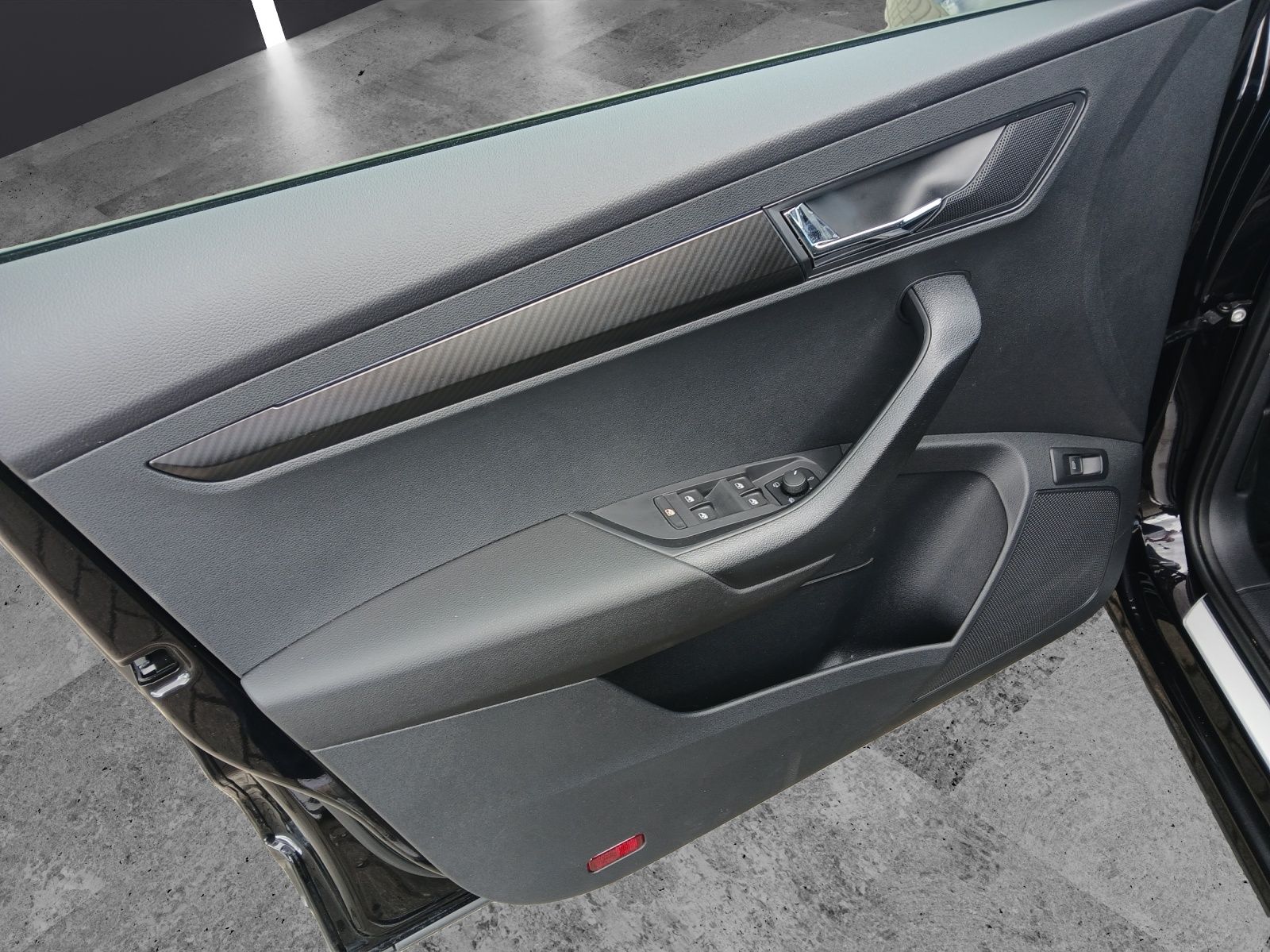 Fahrzeugabbildung SKODA Karoq TSI Sportline DSG LED AHK Navi ACC PDC SH