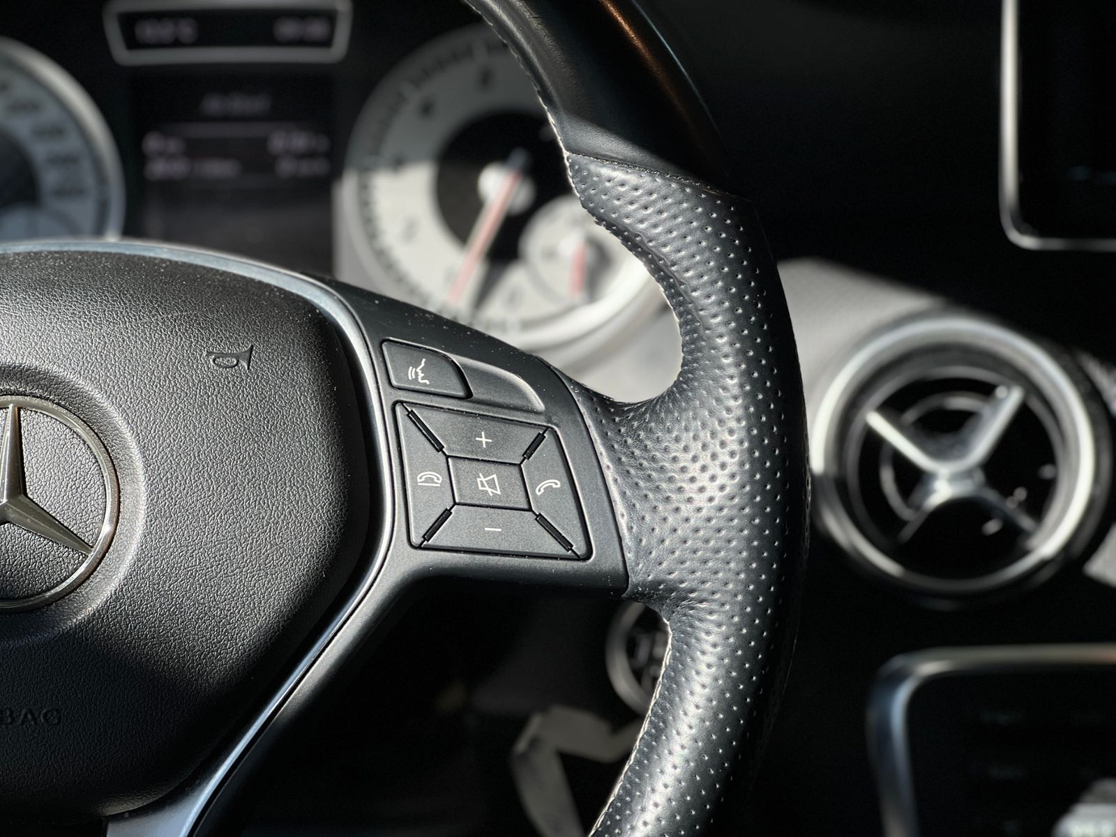 Fahrzeugabbildung Mercedes-Benz A 180 BlueEfficiency KLIMA NAV PDC SHZ ALU