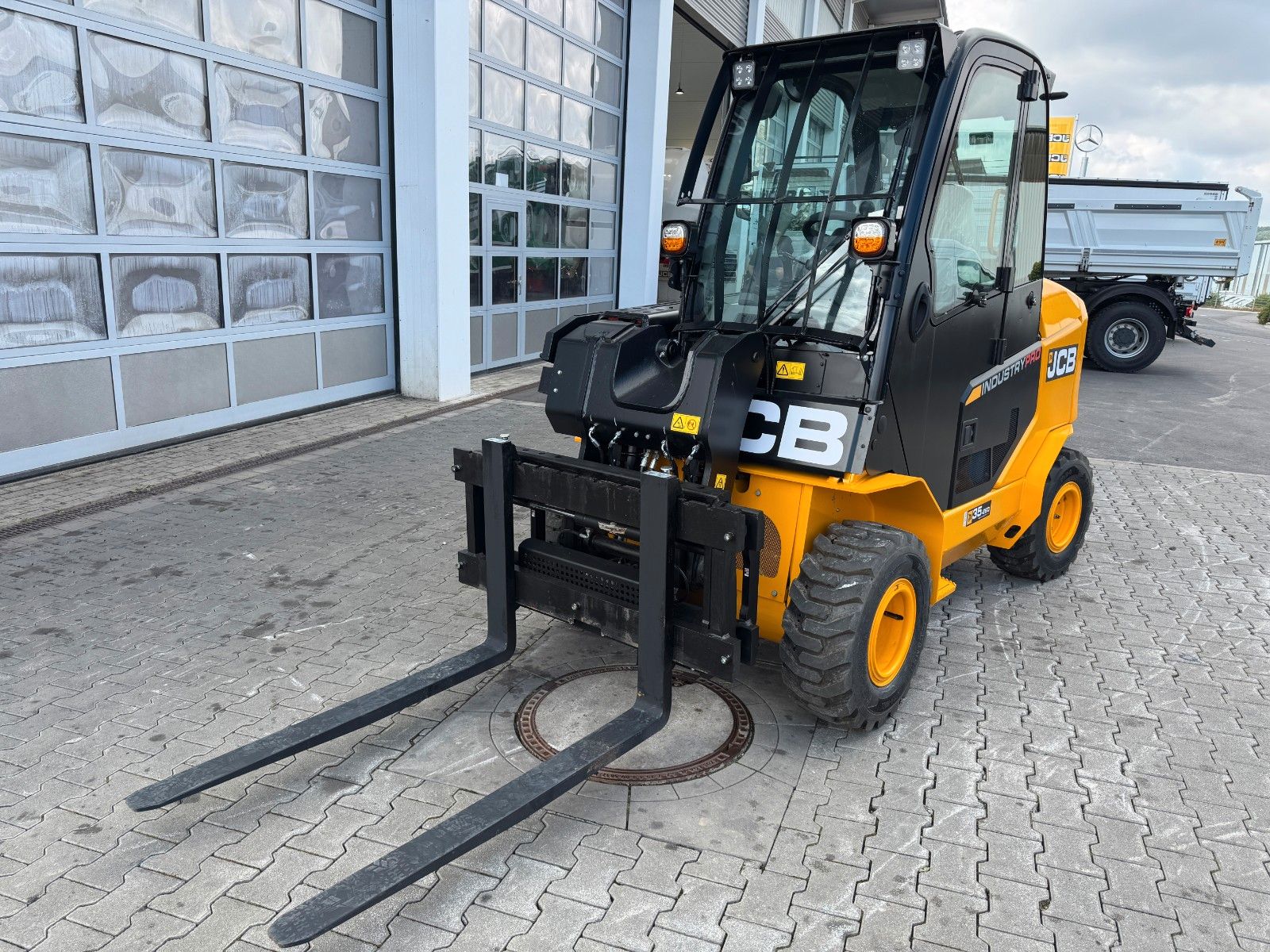 Fahrzeugabbildung JCB TLT 35-26D 4WD Teletruck / nur : 143h!! / SS