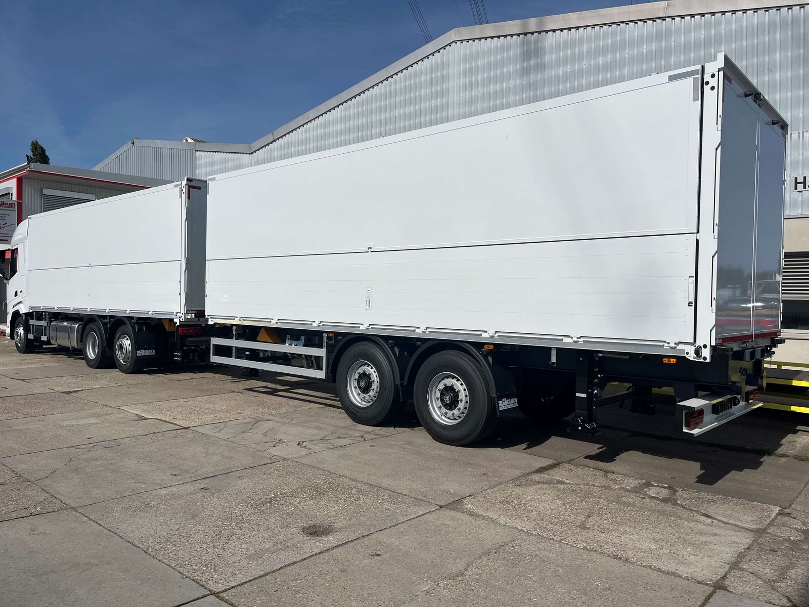 Fahrzeugabbildung DAF FAN XF480 Swing-Board-Aufbau für Mitnahmestapler