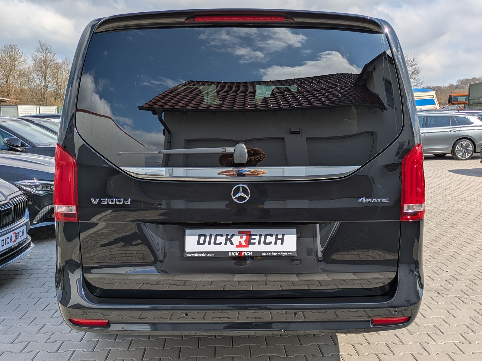 Fahrzeugabbildung Mercedes-Benz V 300 d AVANTGARDE 4MATIC lang AMG*PANO*LED*DIST