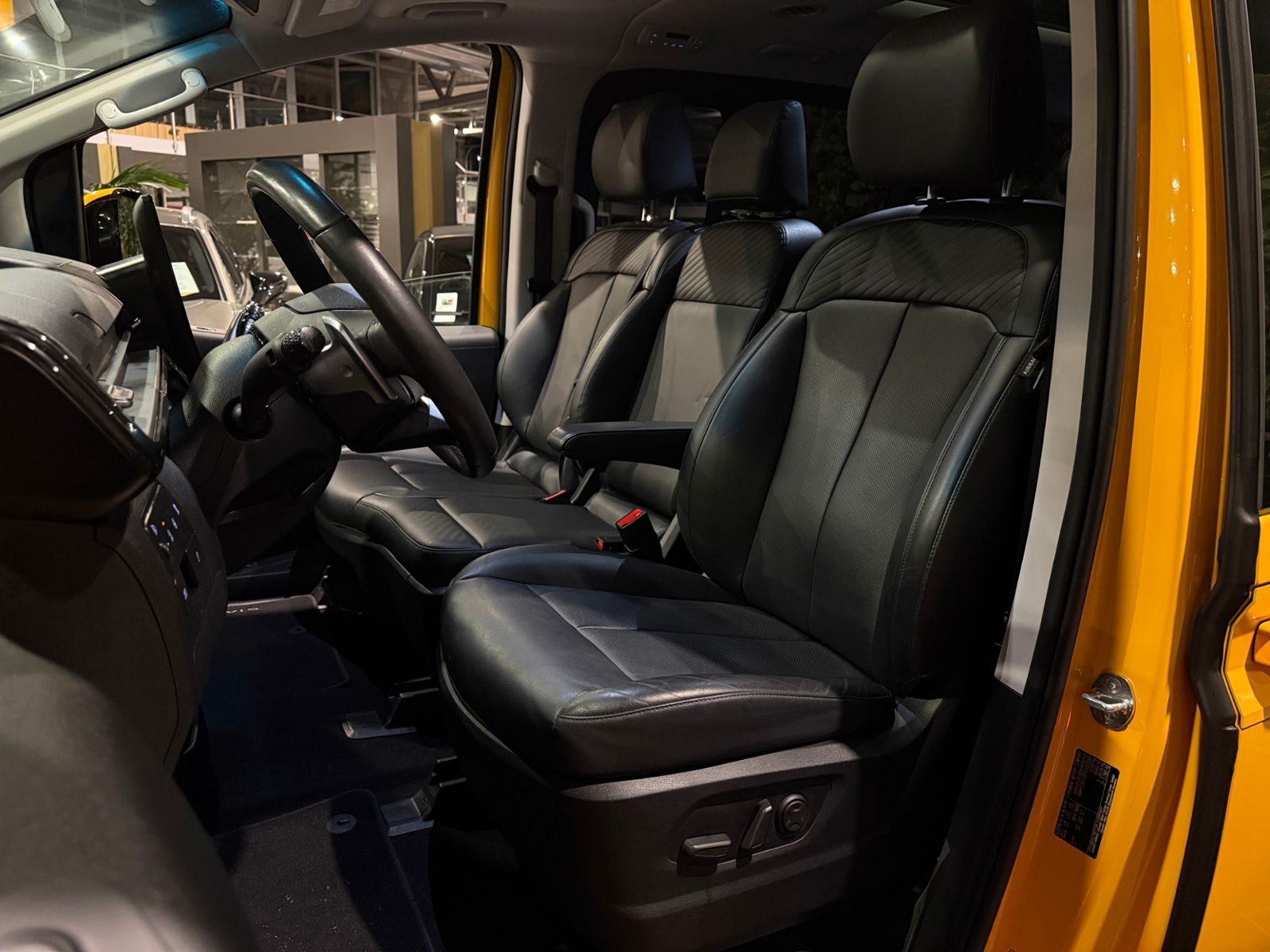 Fahrzeugabbildung Hyundai STARIA Prime 4WD PANO 360° LED NAV SHZ