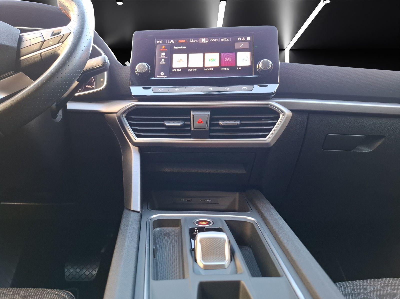 Fahrzeugabbildung SEAT Leon eTSI FR-Line DSG LED ACC Park-Assist SH 18"