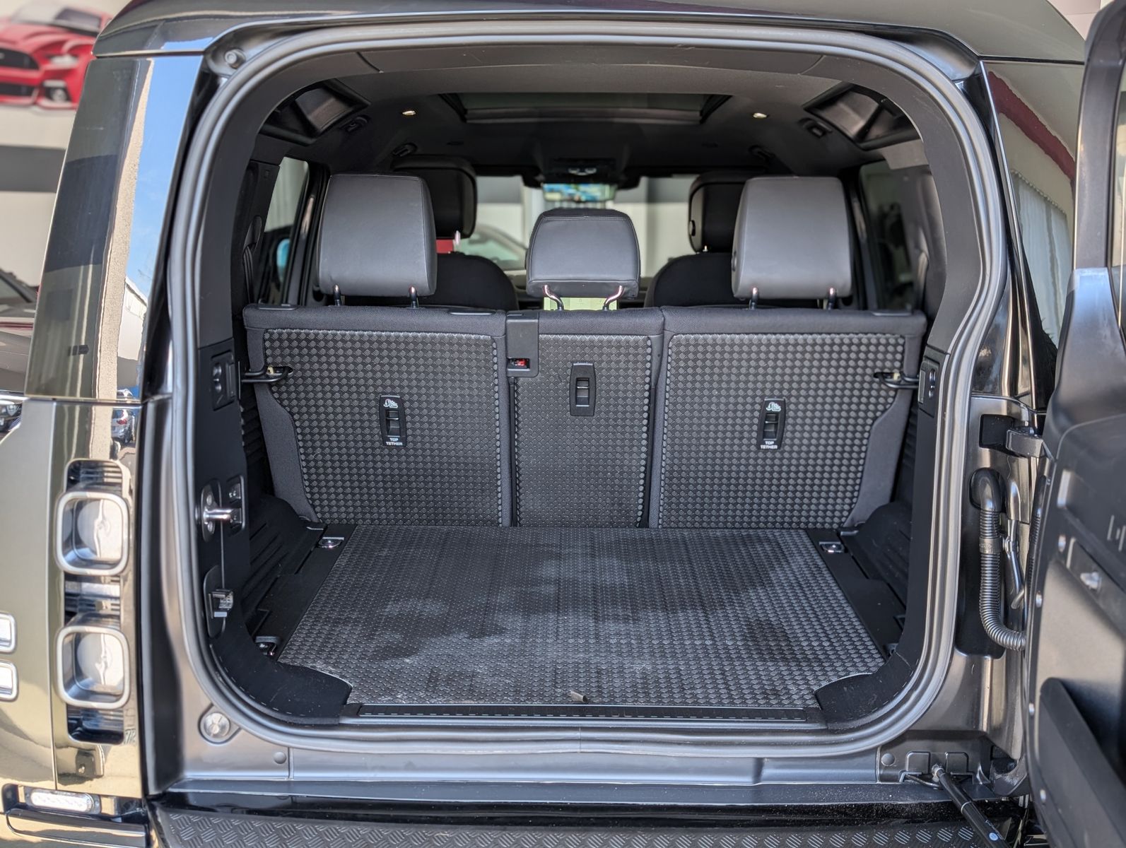Vehicle image Land Rover Defender 110 D300 X BLACK AHK MATRIX 130.000 RRP