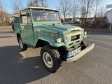 Toyota Land Cruiser FJ40 - Toyota Land Cruiser mit Benzin-Antrieb: Geländewagen