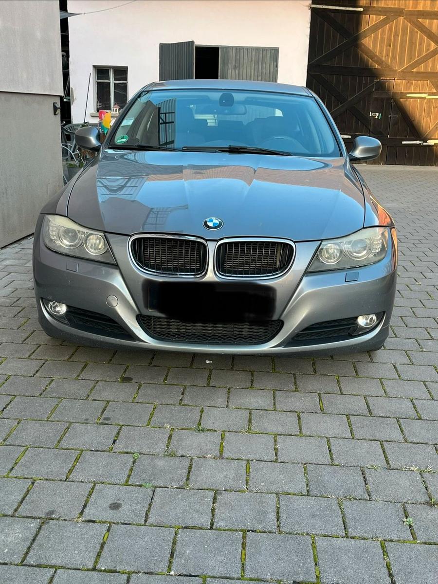 BMW 320 2010 — rear view
