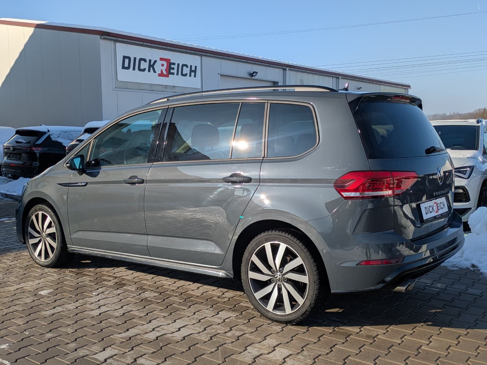 Fahrzeugabbildung Volkswagen Touran 2.0 DSG R-Line High BLACK Pano 7Si IQ AHK