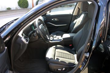 Fahrzeugabbildung BMW 330e Sport Line Steptr. Memory H&K ACC PDC Laser
