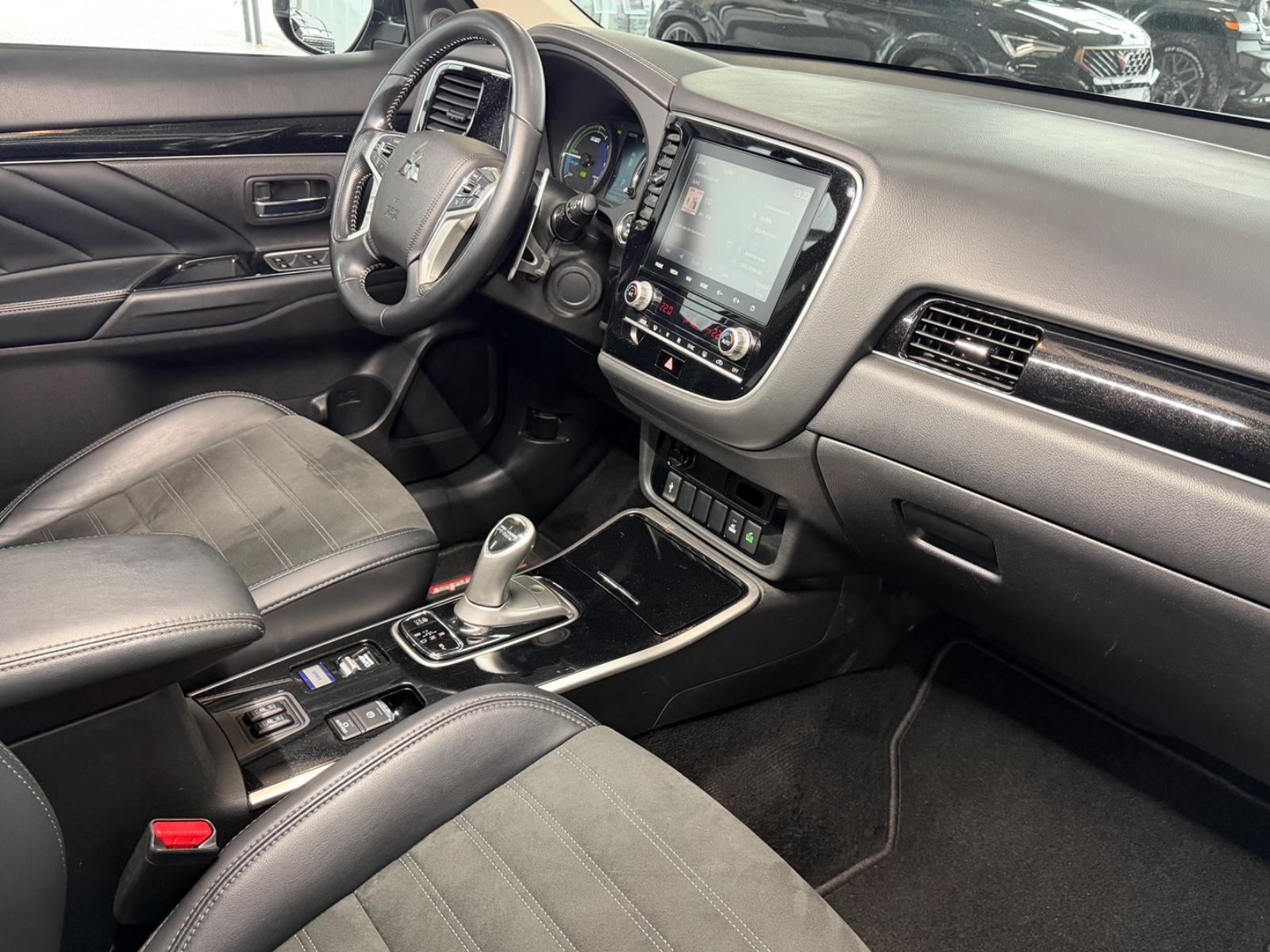 Mitsubishi 2.4 Plug-in Hybrid Outlander Diamant Spirit AHK