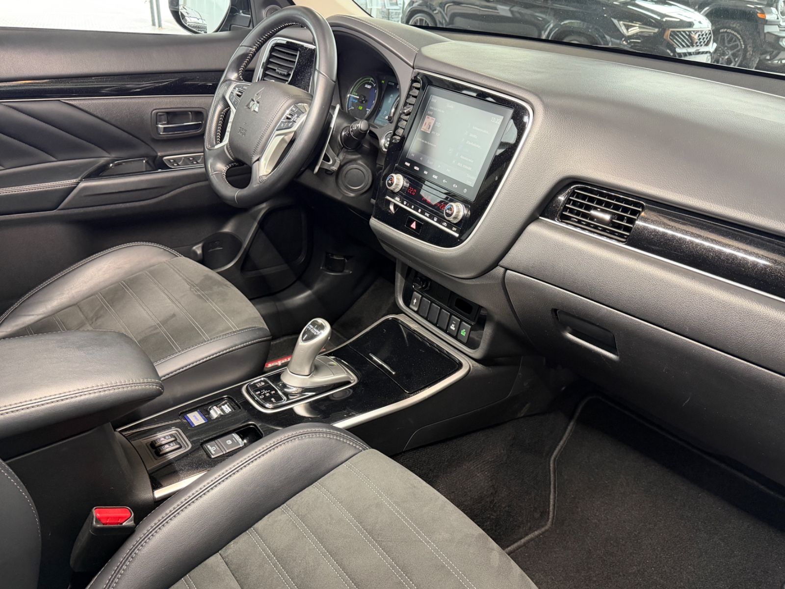 Fahrzeugabbildung Mitsubishi 2.4 Plug-in Hybrid Outlander Diamant Spirit AHK