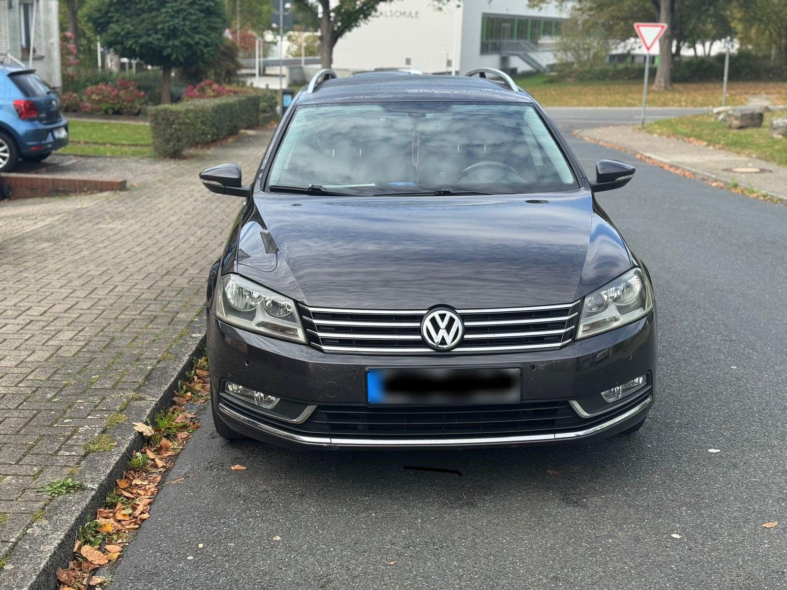Volkswagen Passat 2011 — rear view