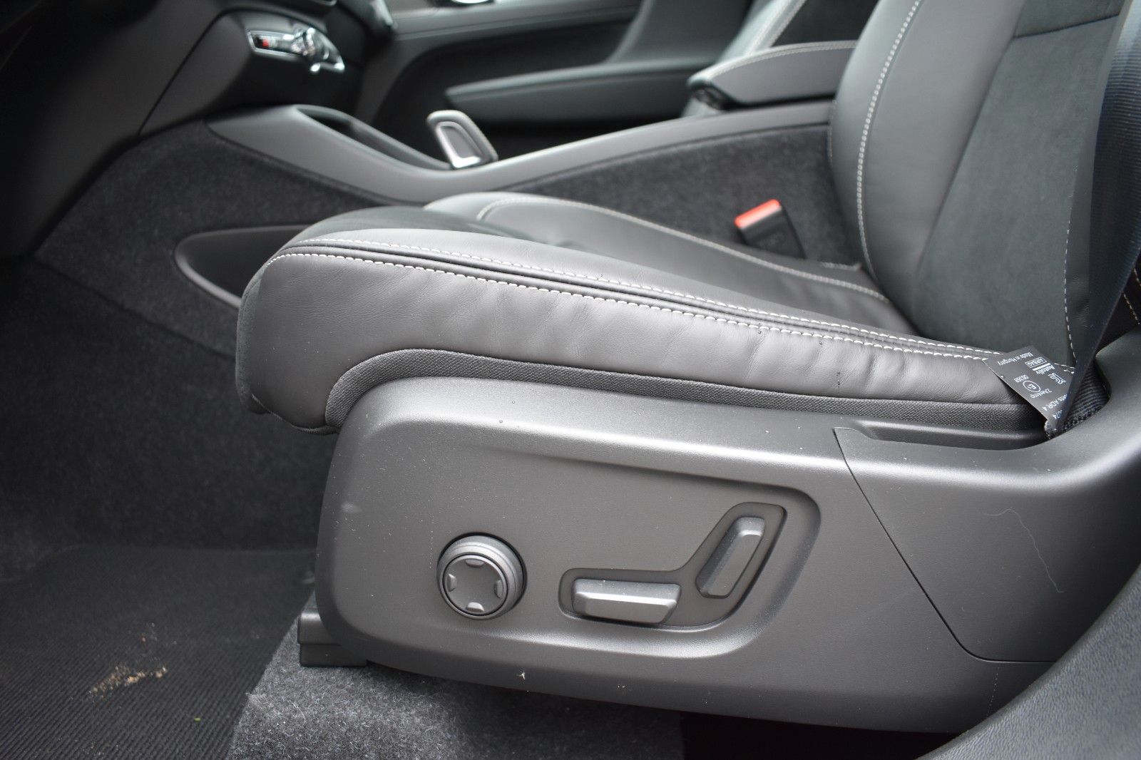 Fahrzeugabbildung Volvo XC40 B4 Autom. R-Design*H&K*RFK*ACC*AHK