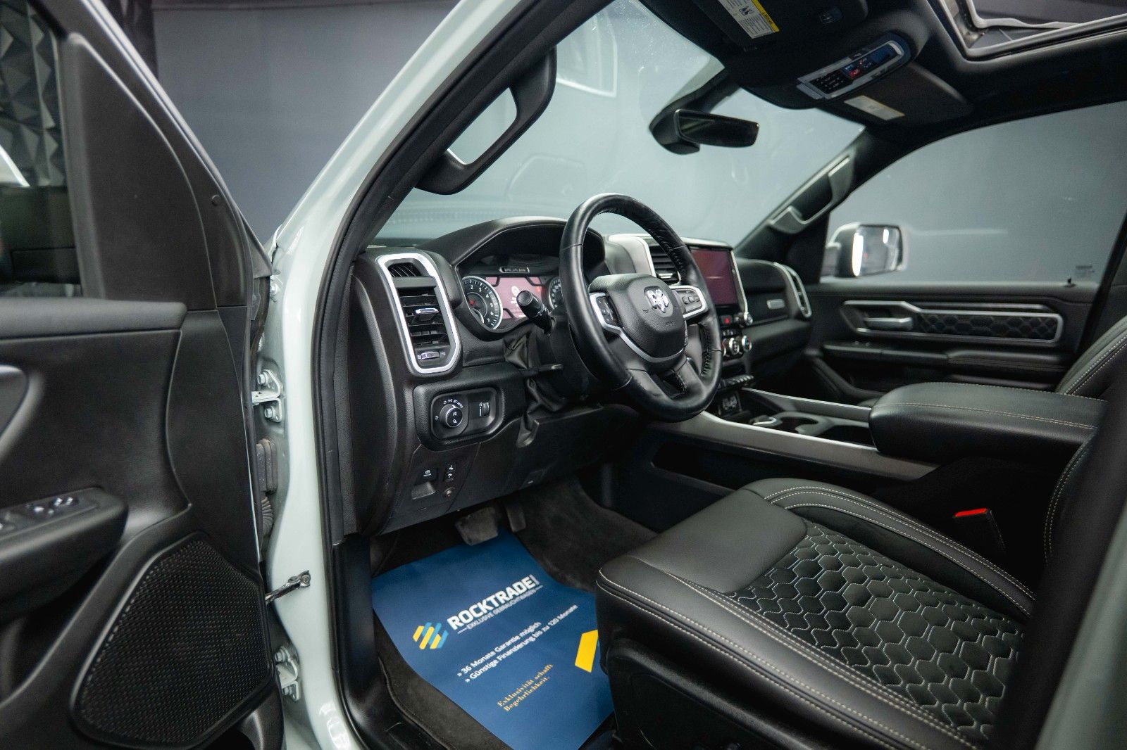 Fahrzeugabbildung Dodge RAM 5.7 V8 HEMI 4x4 OFFROAD Night-Edition *Pano*