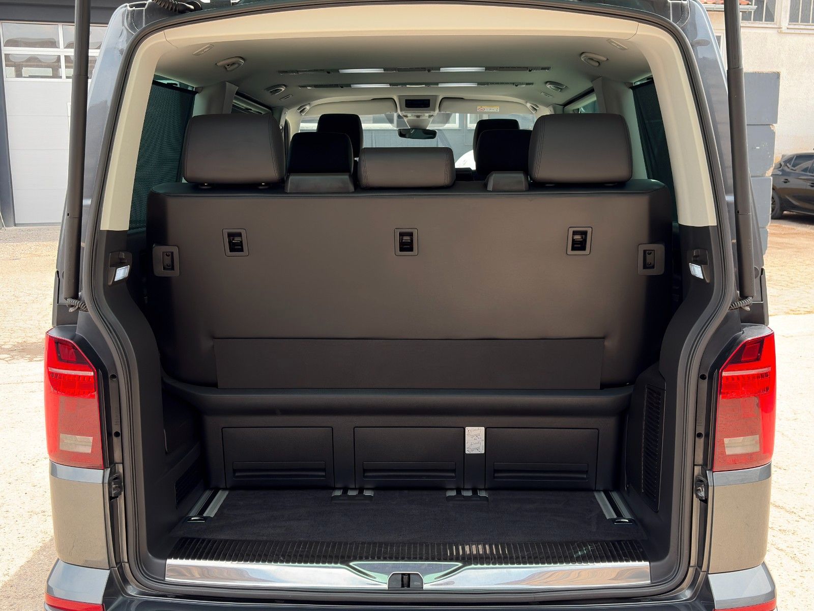 Fahrzeugabbildung Volkswagen T6.1 Multivan Highline Alcan. CAM ACC SHZ 3-Z KL