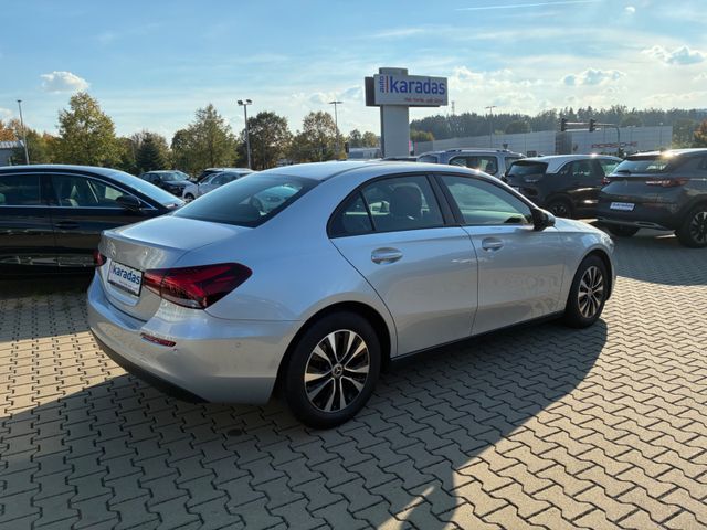 Fahrzeugabbildung Mercedes-Benz A 180 Limousine >NAV/LED/KAM/PDC/SHZ<