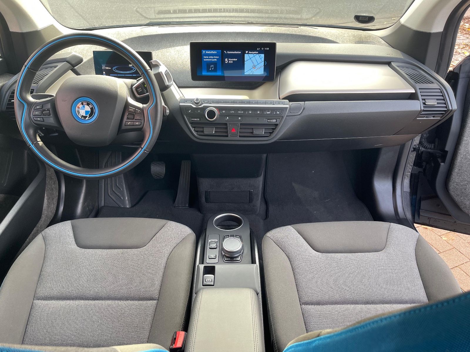 Fahrzeugabbildung BMW i3s KAMERA*SHZ*Business-Paket*20ZOLL*LED