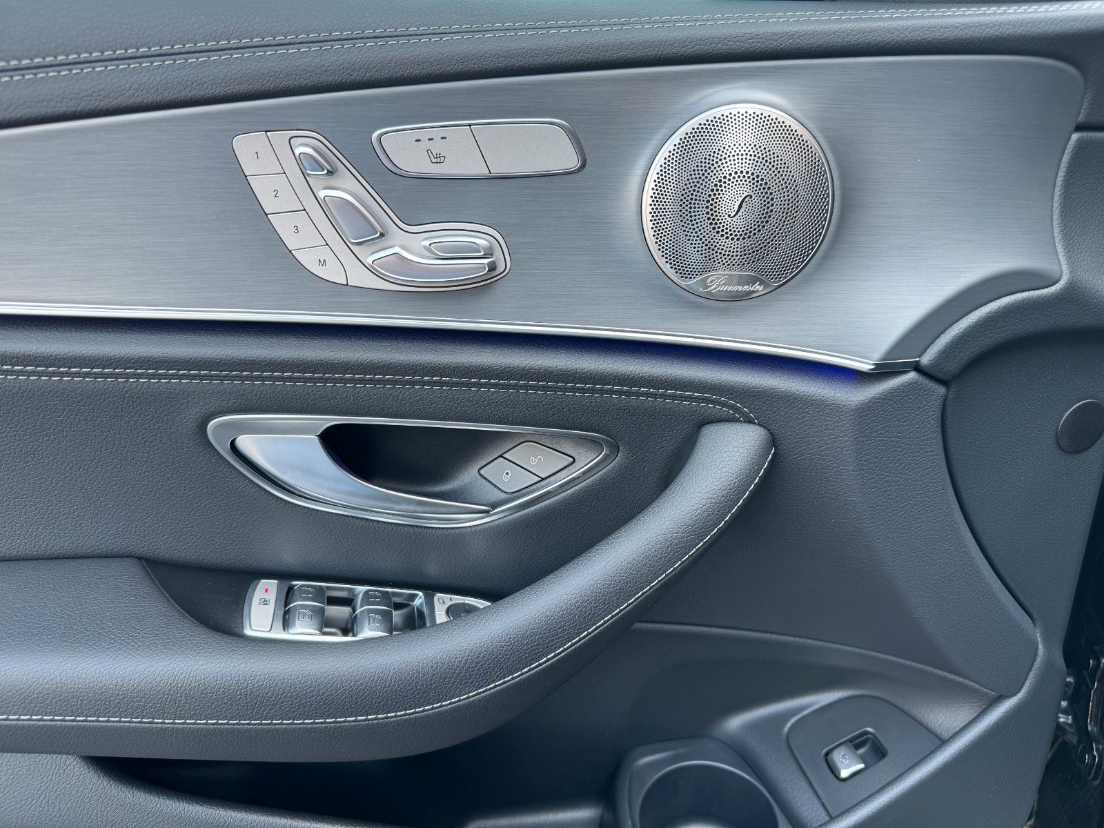 Fahrzeugabbildung Mercedes-Benz E 400d 4M AMG+Burm+Pano+AHK+Distr+Memory+Night