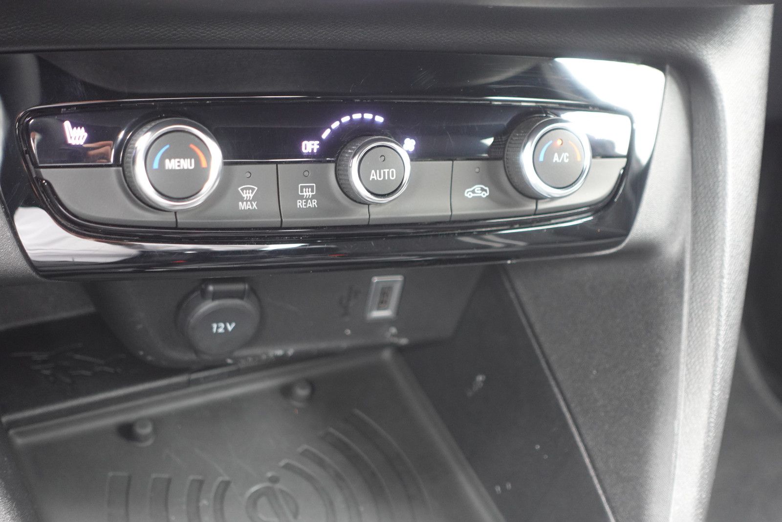 Fahrzeugabbildung Opel Corsa GS 1.2T,Navi,Kamera, Sitzhzg,Allwetter,LED