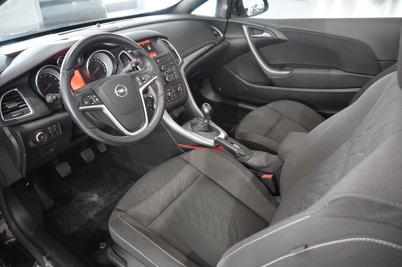 Fahrzeugabbildung Opel Cascada 1.4T EDITION SPORT/SHZ/TEMP/USB/BI-COLOR