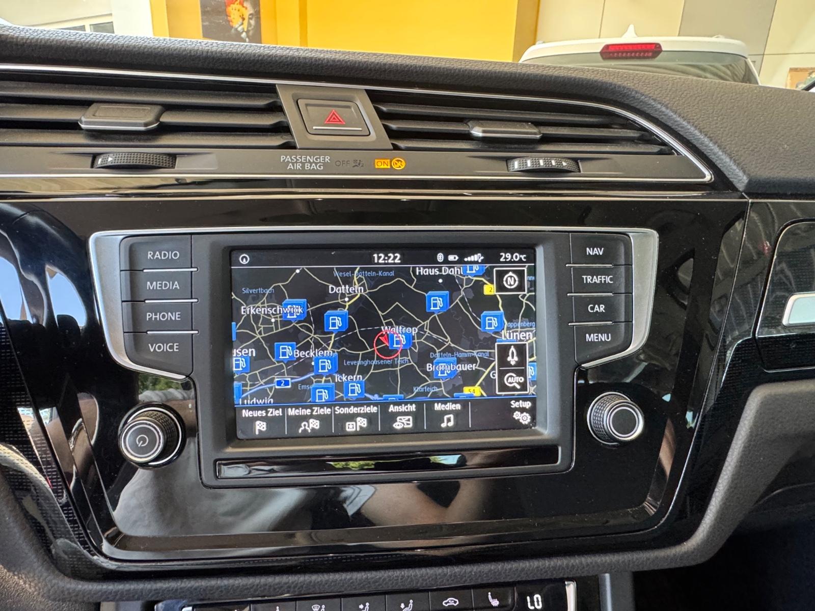 Volkswagen Touran*Navi*PDC*AHK*LED*1. Hd*Scheckheft*
