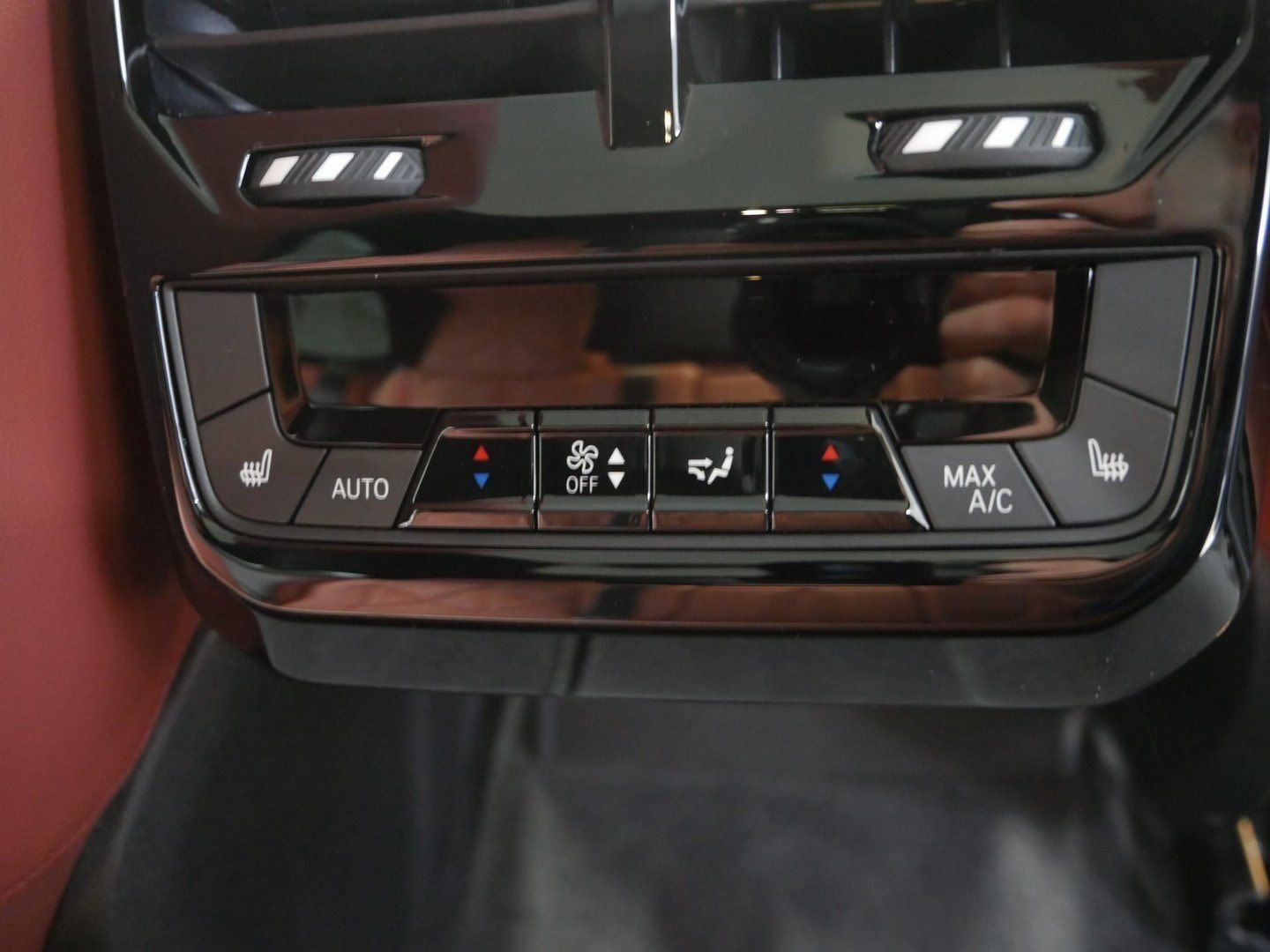 Fahrzeugabbildung BMW iX xDrive60 Sitzbelüftung vorn, Glasdach Sky Lou