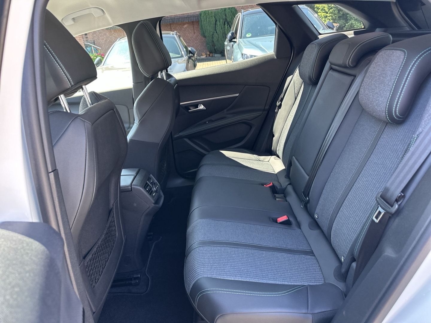 Fahrzeugabbildung Peugeot 3008 Allure 1.2 PureTech 130 Navi CarPlay Androi