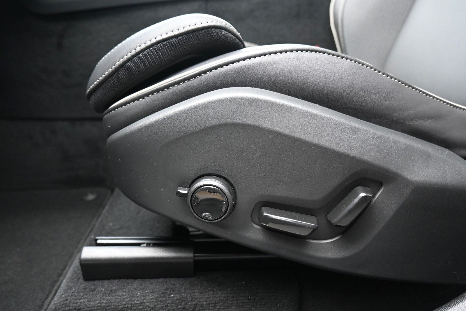 Fahrzeugabbildung Volvo XC60 B5B AWD Ultra Dark*360°*H/K*AHK*HUD*ACC