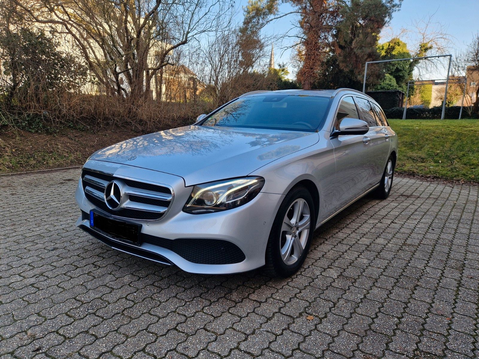 MERCEDES-BENZ E 220d T AVANTGARDE Autom. MultiBeam LED