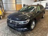 Volkswagen Passat Variant DSG Virtuell/HUD/DAB+/ACC/LED - Volkswagen Passat Variant mit Diesel-Antrieb: Kombi