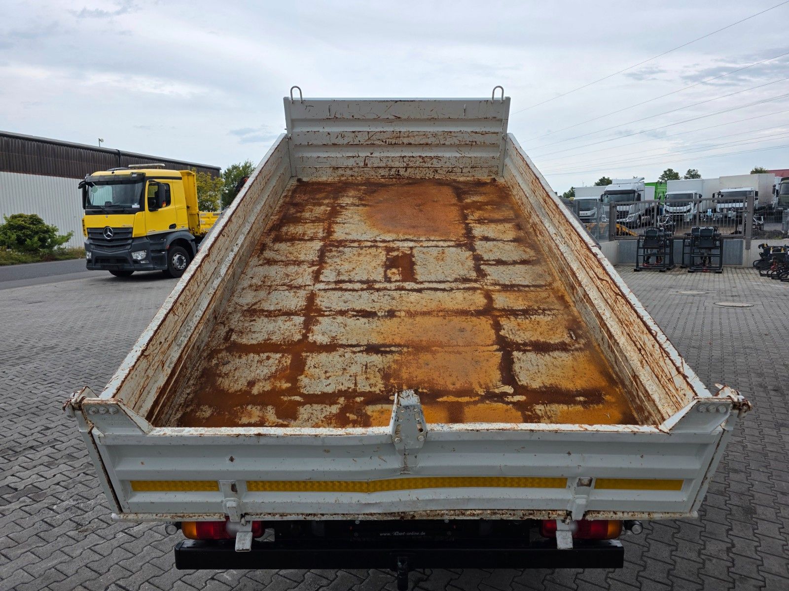Fahrzeugabbildung Mitsubishi Fuso Canter 7C18D DoKa 7 Sitze AHK