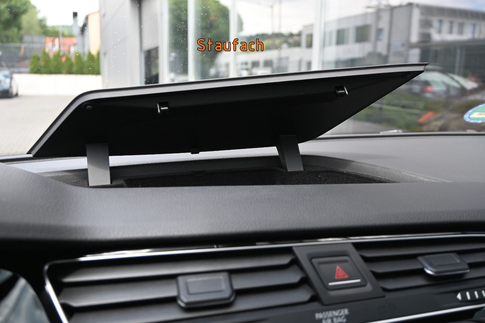 Fahrzeugabbildung Volkswagen Touran 2.0 TDI DSG R-Line °ACC°AHK°PANORAMA°KAM°