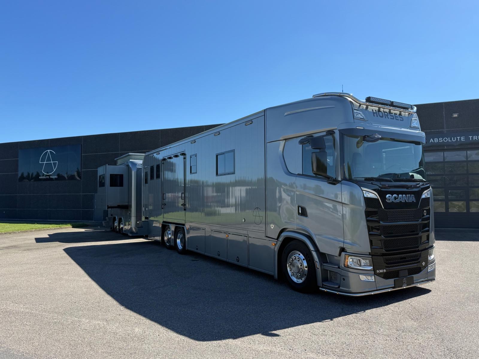 Scania S530 V8 8 HORSES LIVING & LIVINGTRAILER